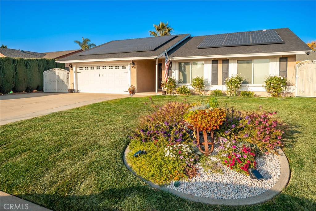 a view of a house with yard