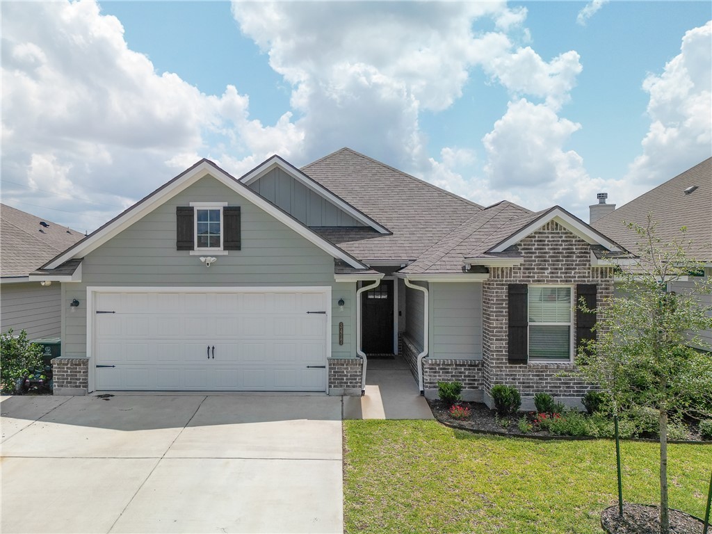 Craftsman-style house featuring a front yard and a