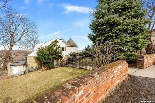 $1,840,000 | 45 East Loop Road | Todt Hill