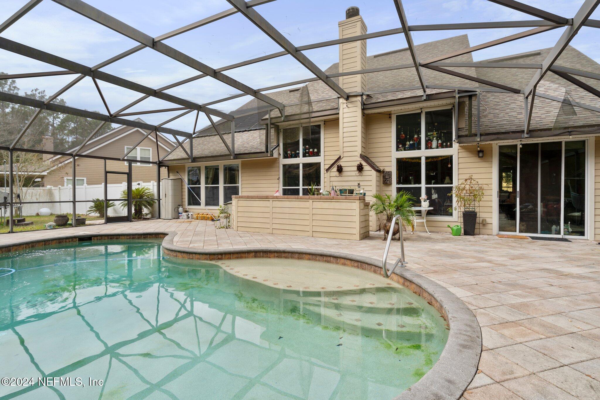 a view of a house with backyard