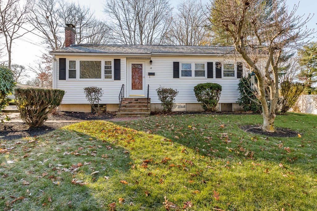 a view of a house with backyard