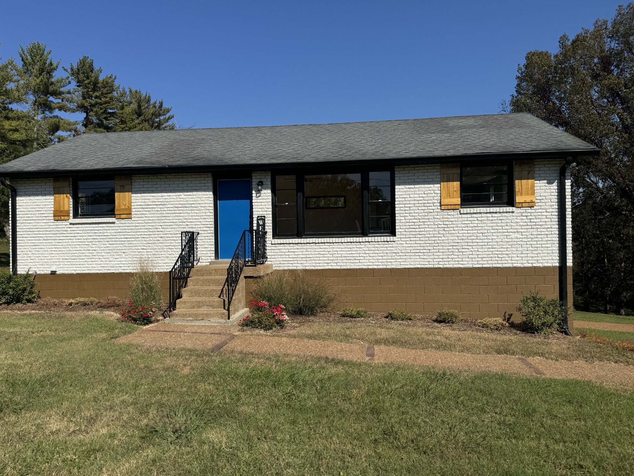 a view of house with backyard