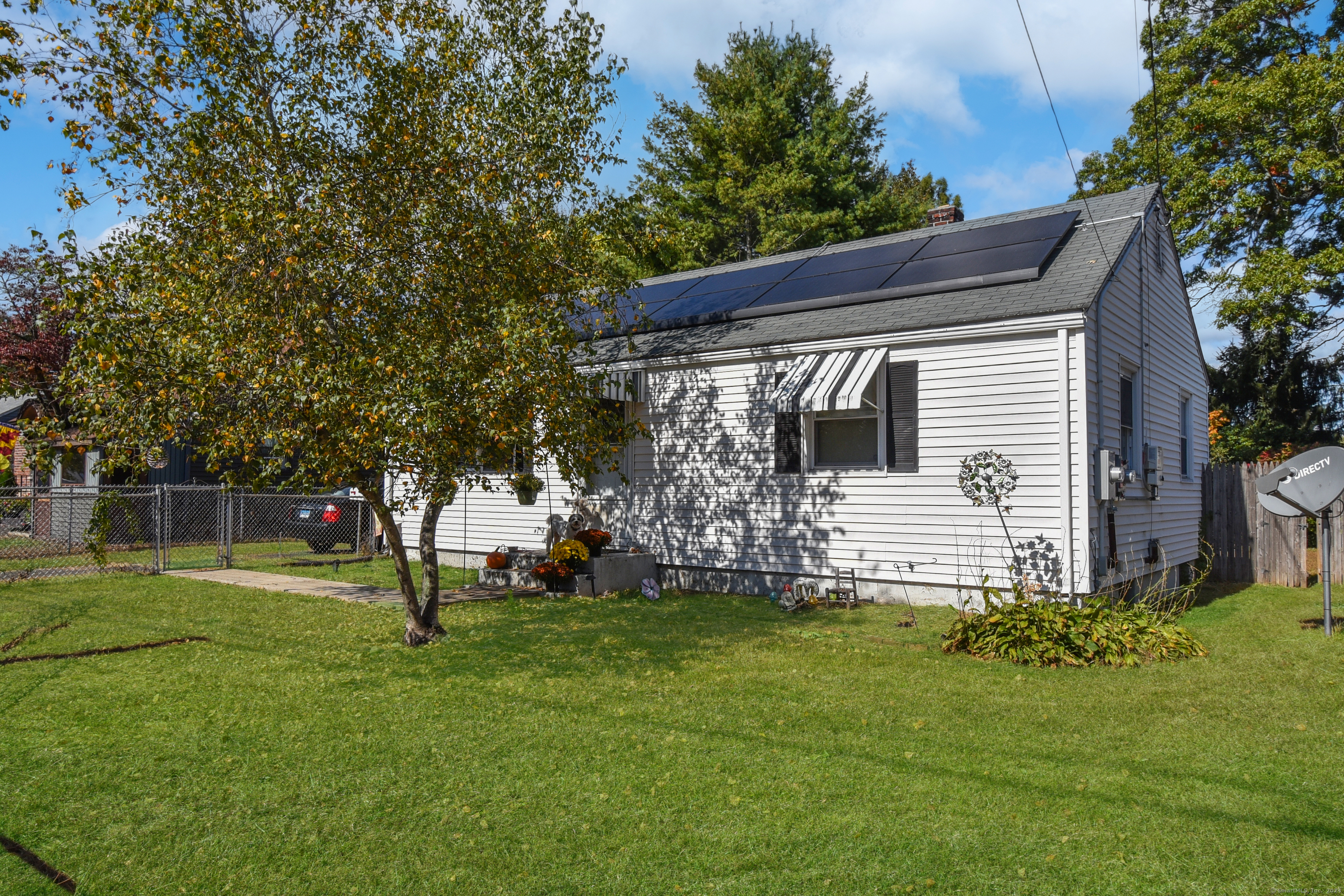 a view of a house with a yard