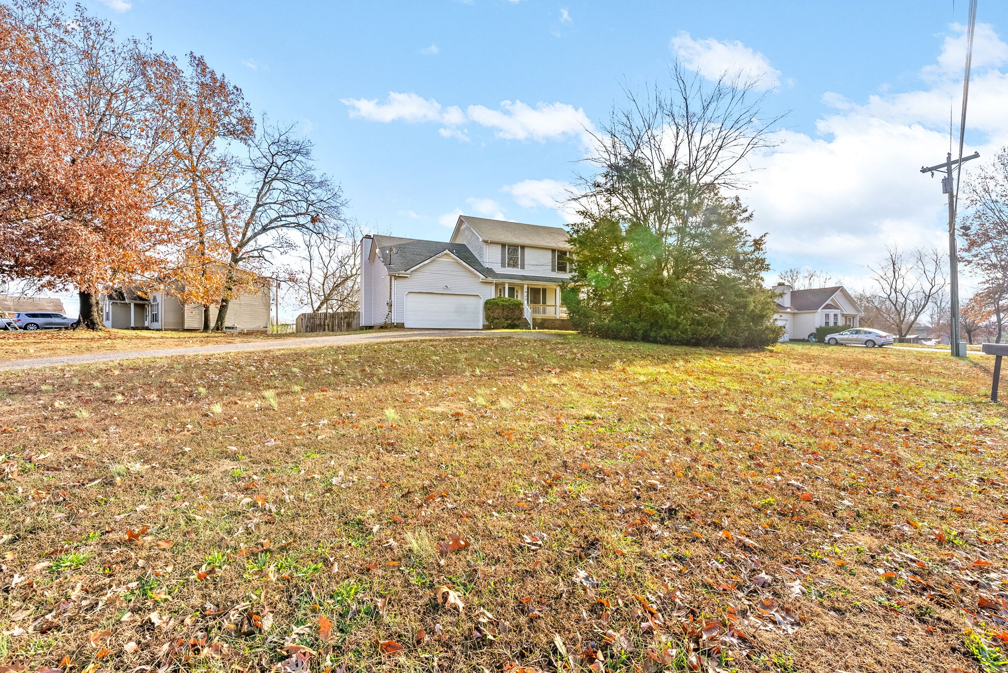 a view of a yard with a house