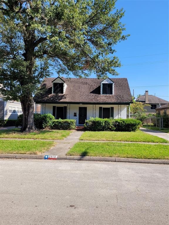 Nice 3/2 family home close to major universities, Downtown Houston, and Medical Center. Home has a recent roof and fresh exterior paint.  Photos from previous listing. Tree has been removed from last hurricane.