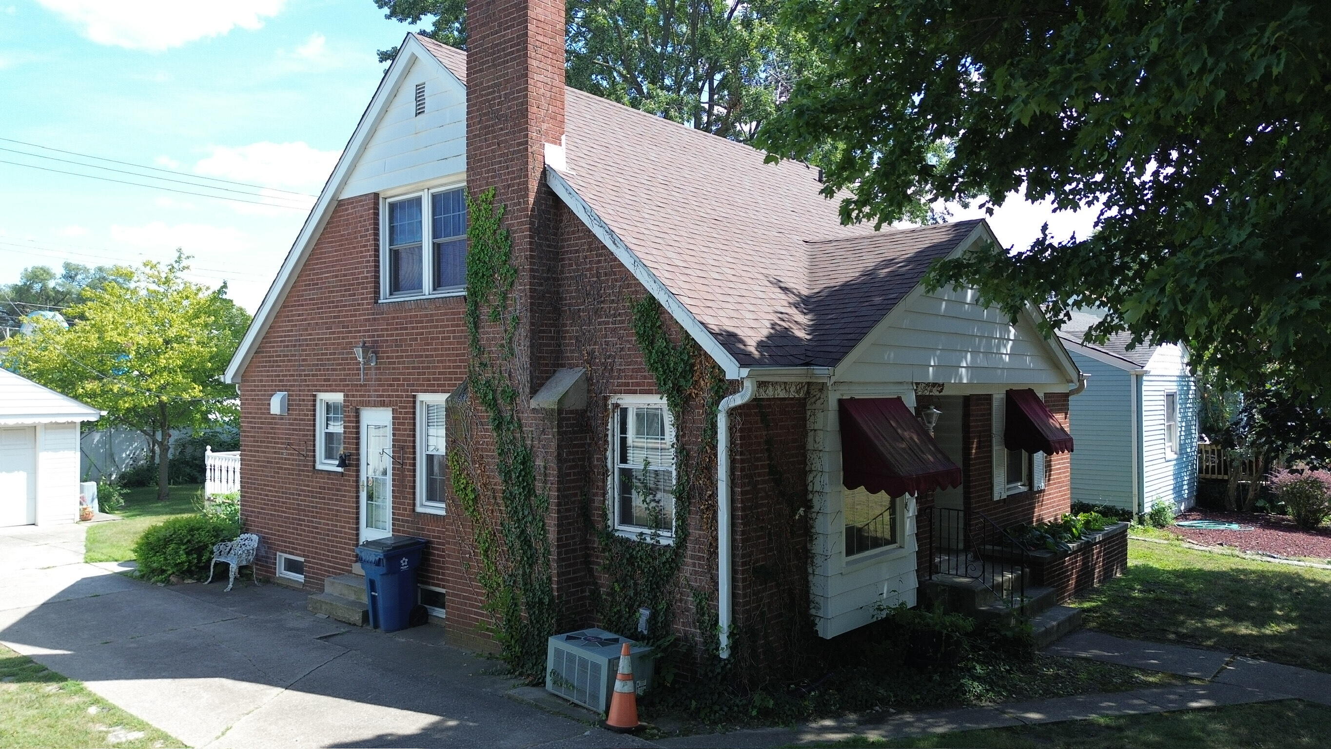 a view of a house with backyard and sitting area