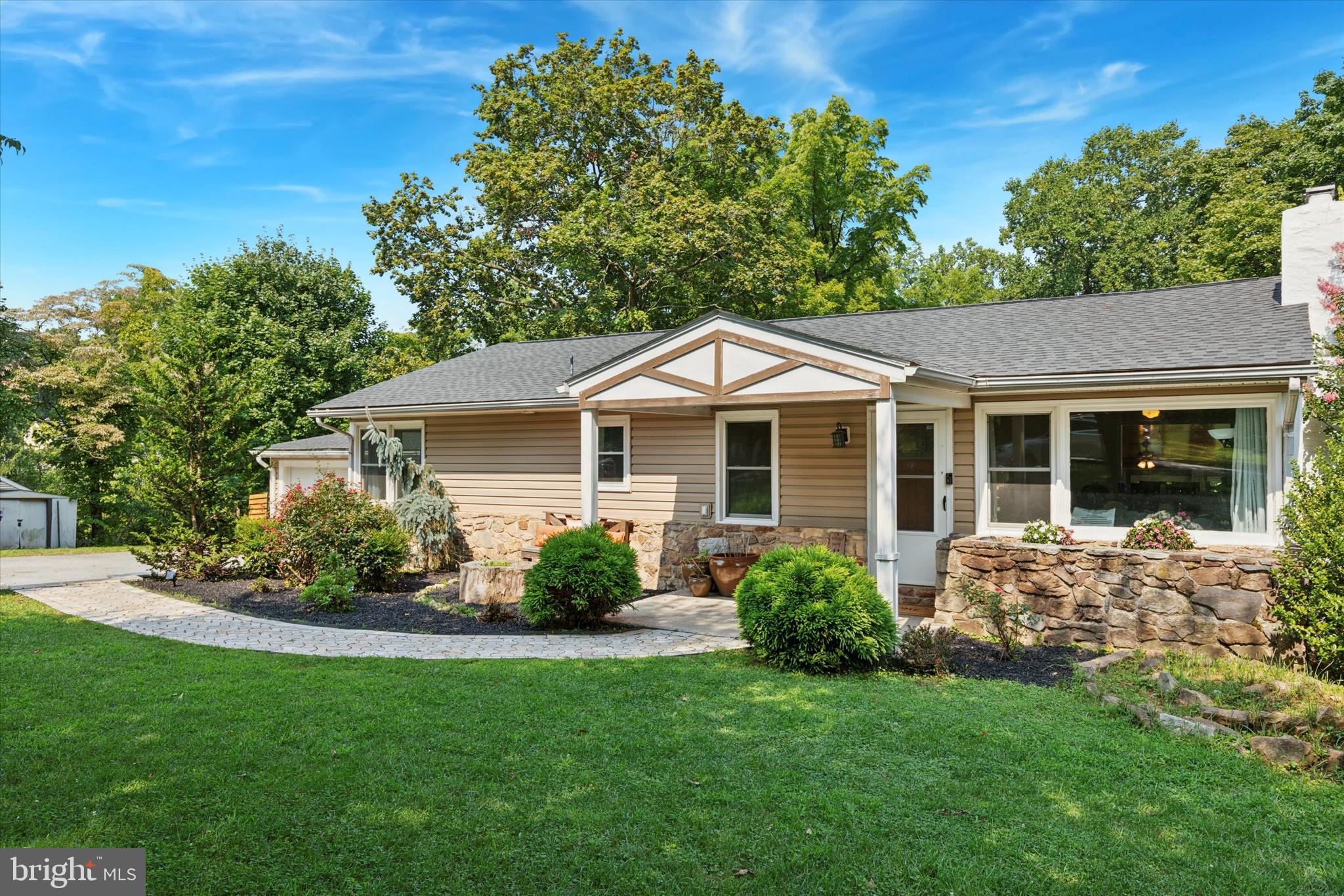 a view of a house with a yard