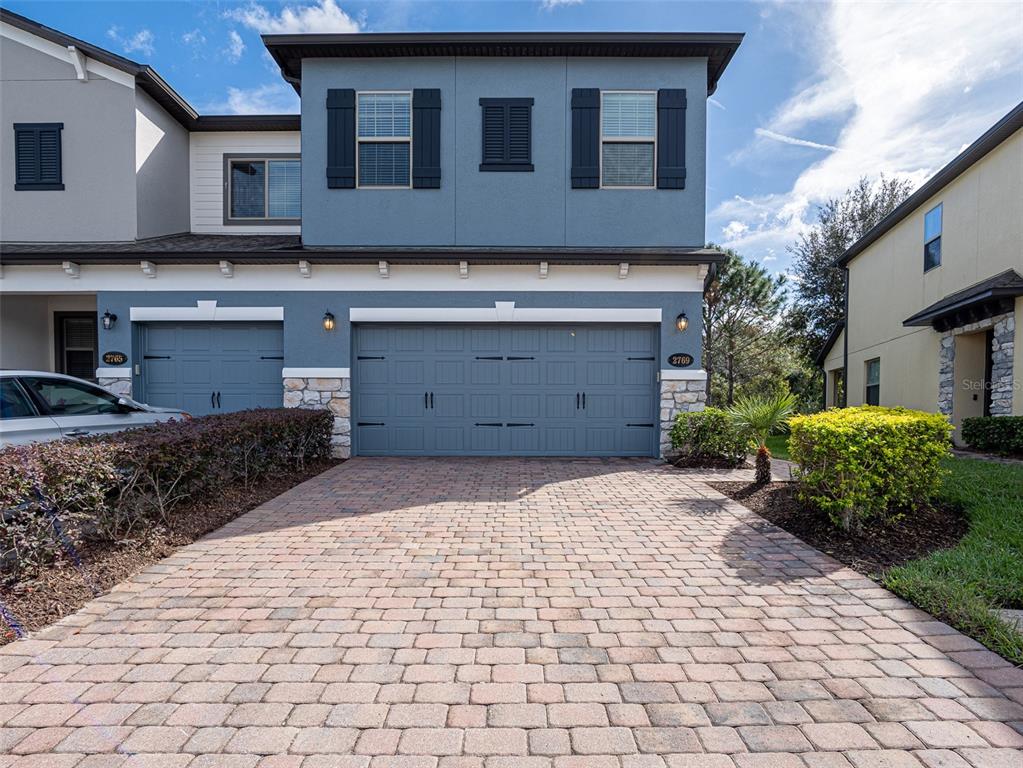 Paver drive w/ stacked stone