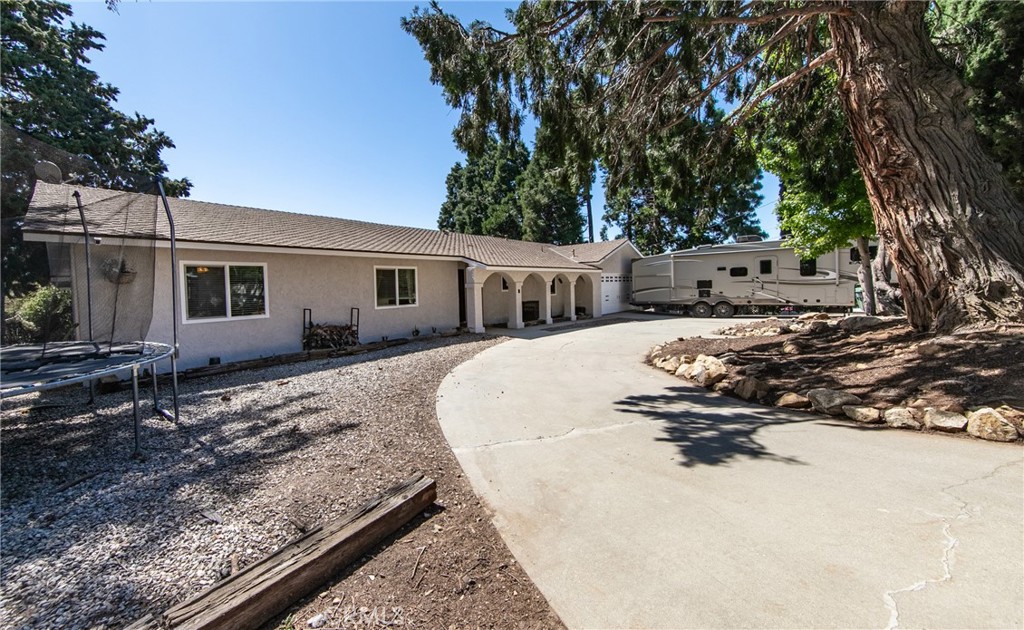 a view of a house with backyard