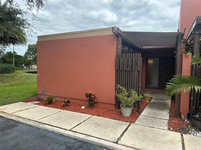 $2,500 | 1691 Fairway Road, Unit 1691 | Pembroke Lakes