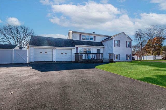 $619,000 | 28 Chestnut Drive | Bay Shore