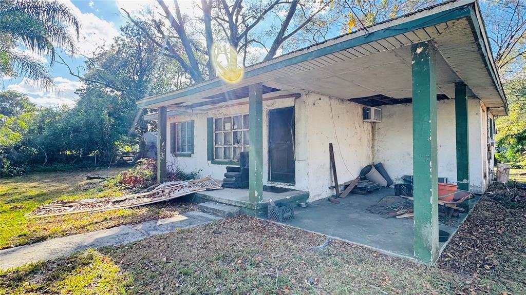 a view of a house with backyard