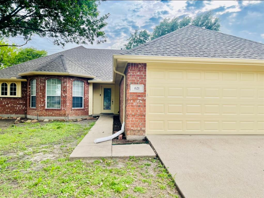 a view of a house with a yard