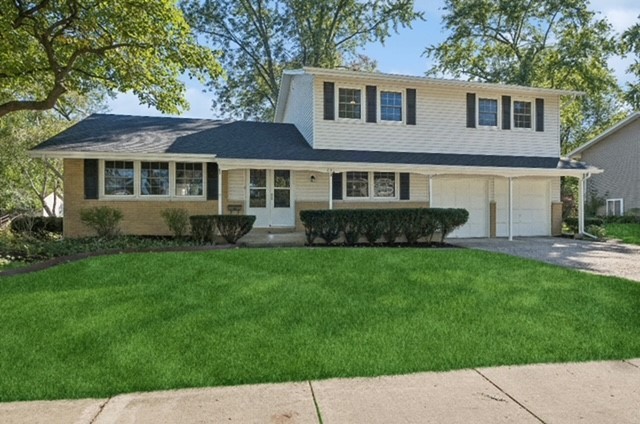 a view of a house with backyard and garden