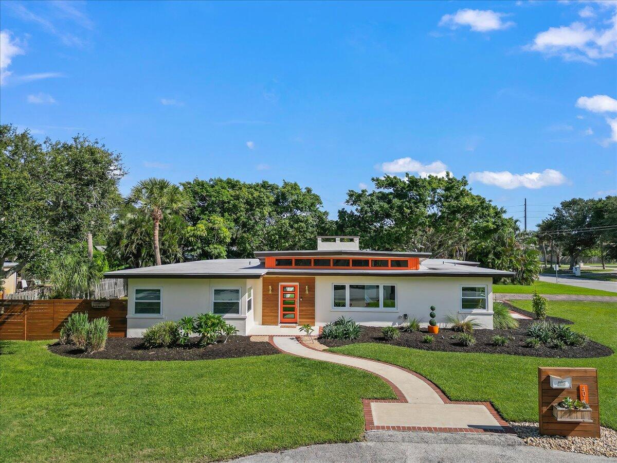 a view of a yard in front of house