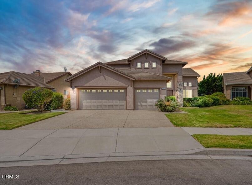 a view of a house with a yard