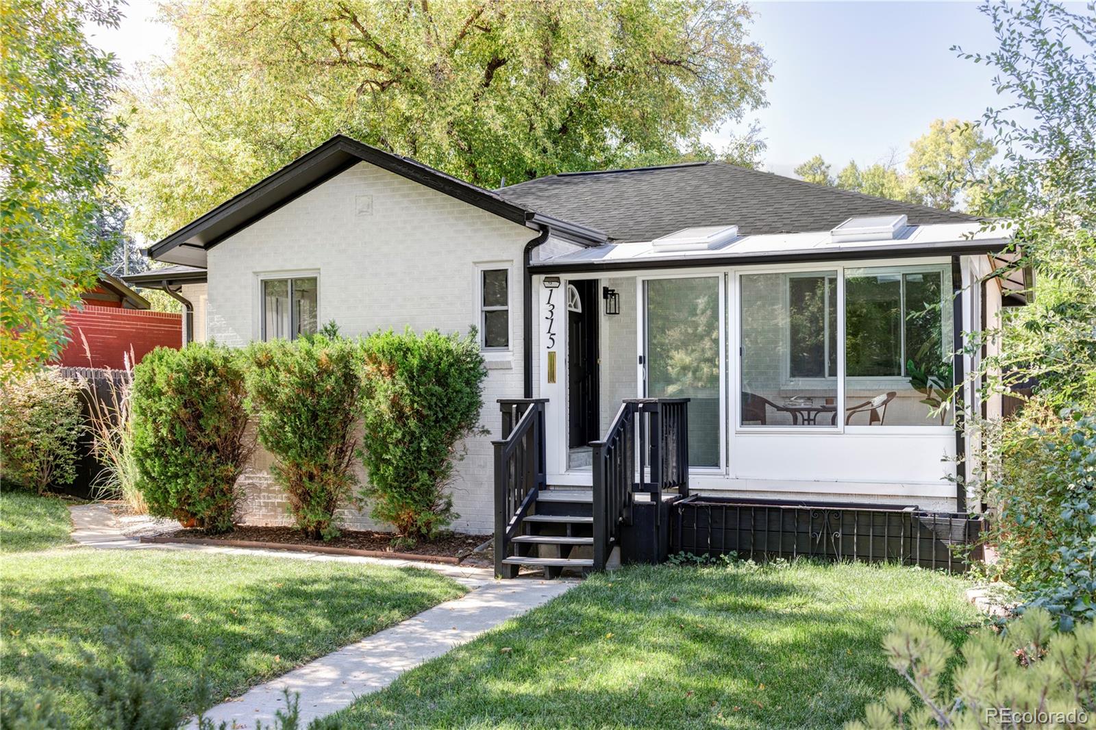 a view of a house with backyard