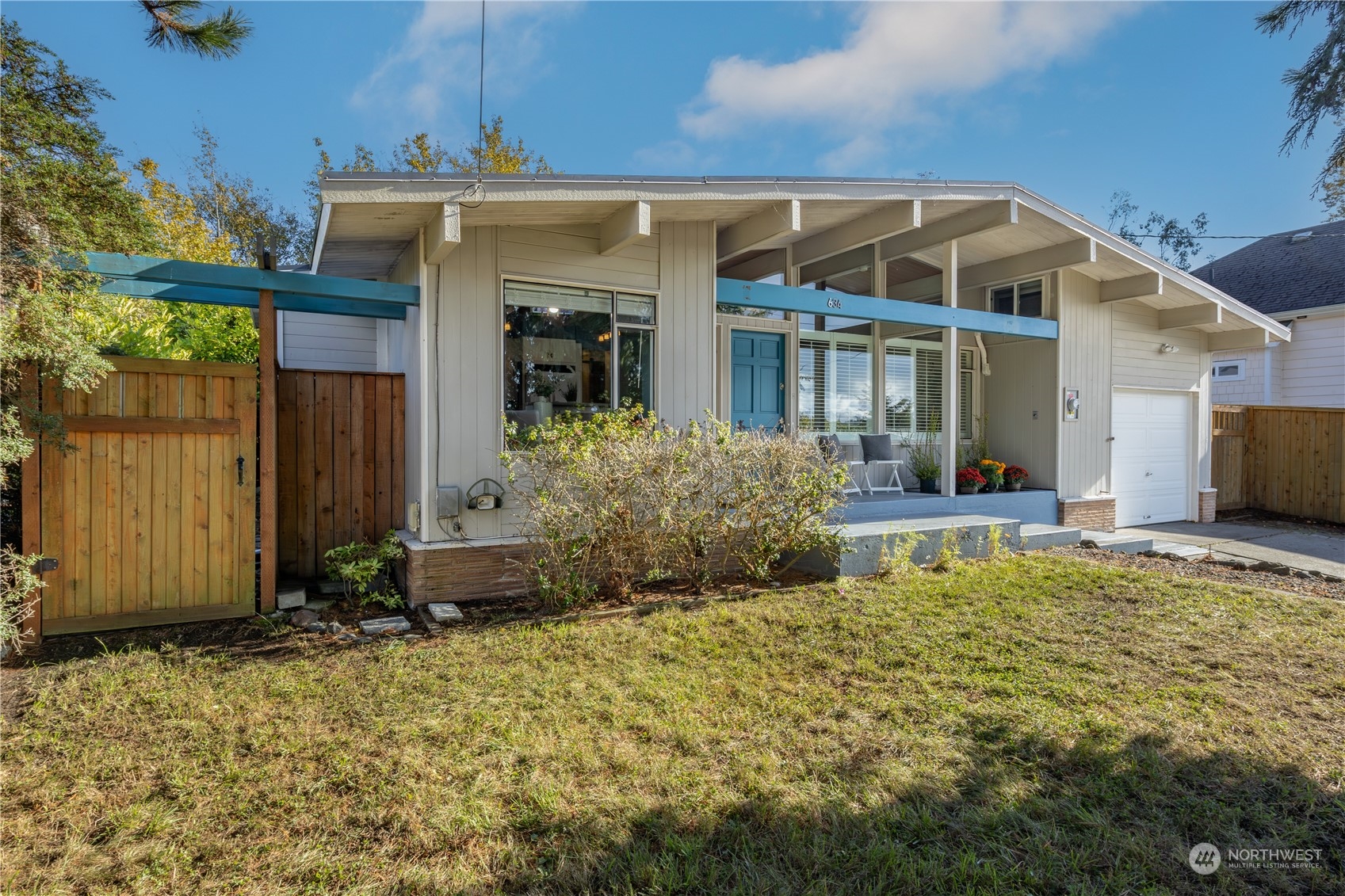 a view of a house with backyard and garden