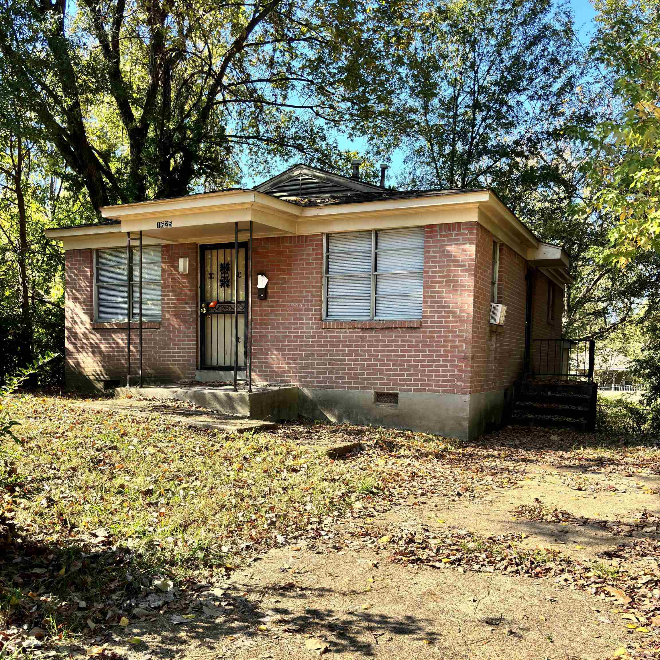 a front view of house with yard