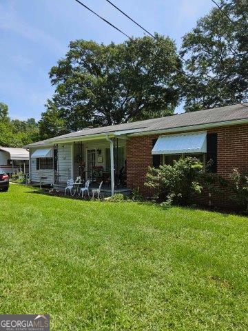 a view of a house with backyard and garden