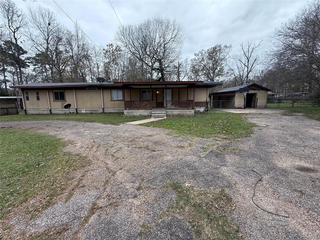 a house view with backyard space