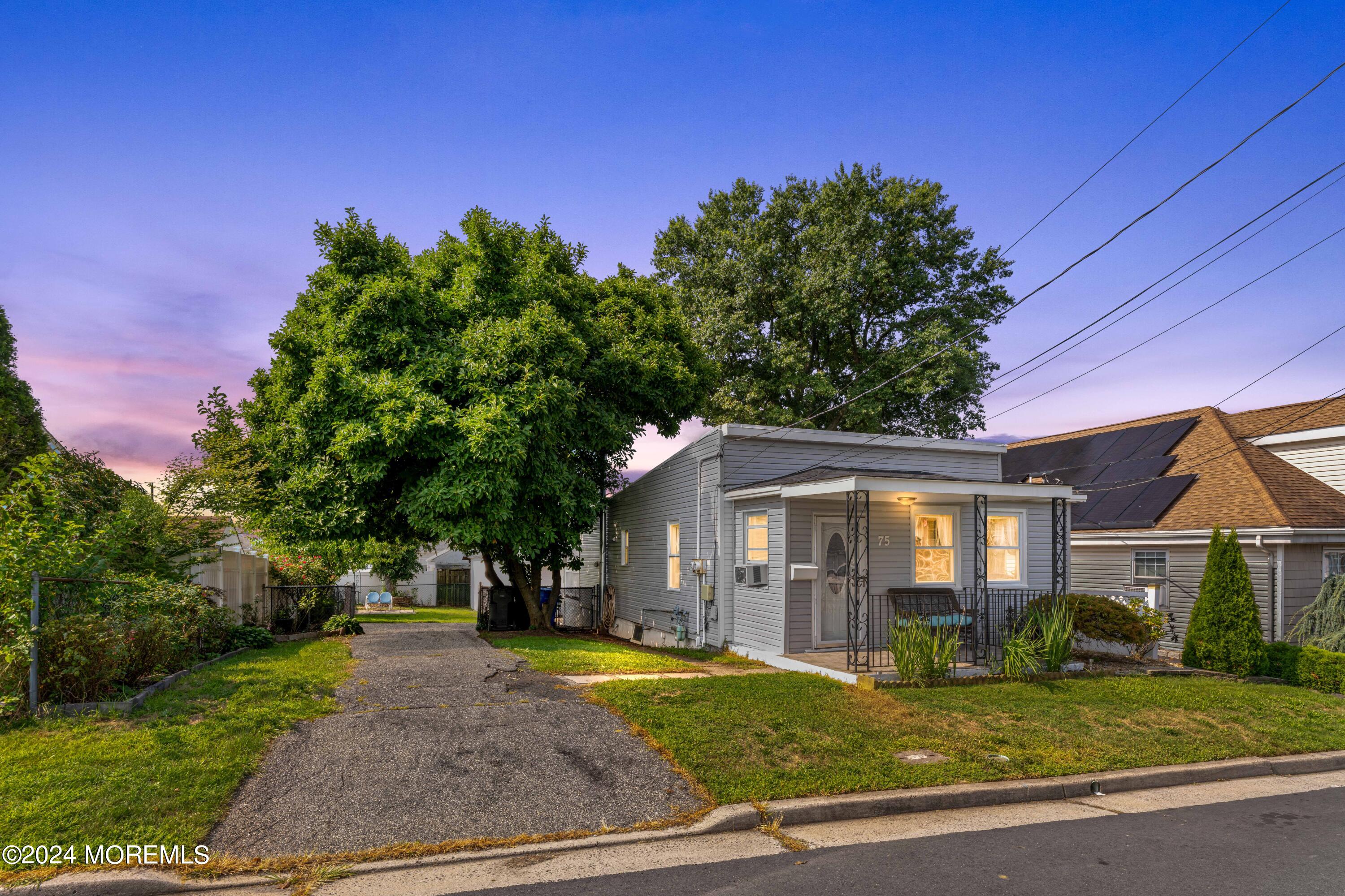 a view of a yard in front of house