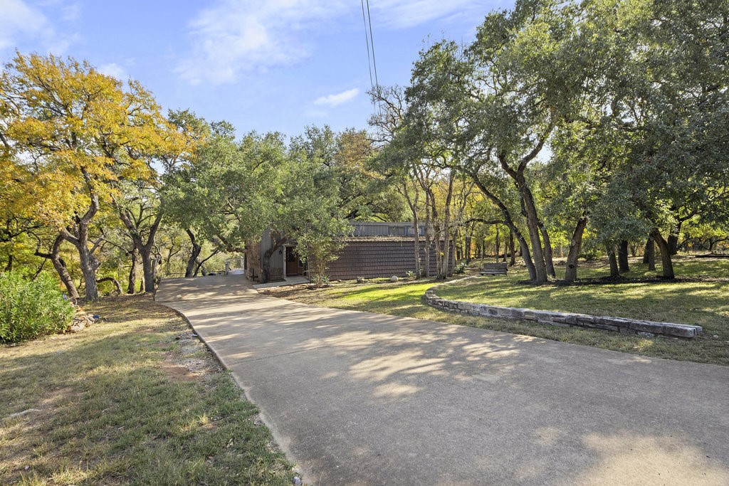 a view of a yard with a house