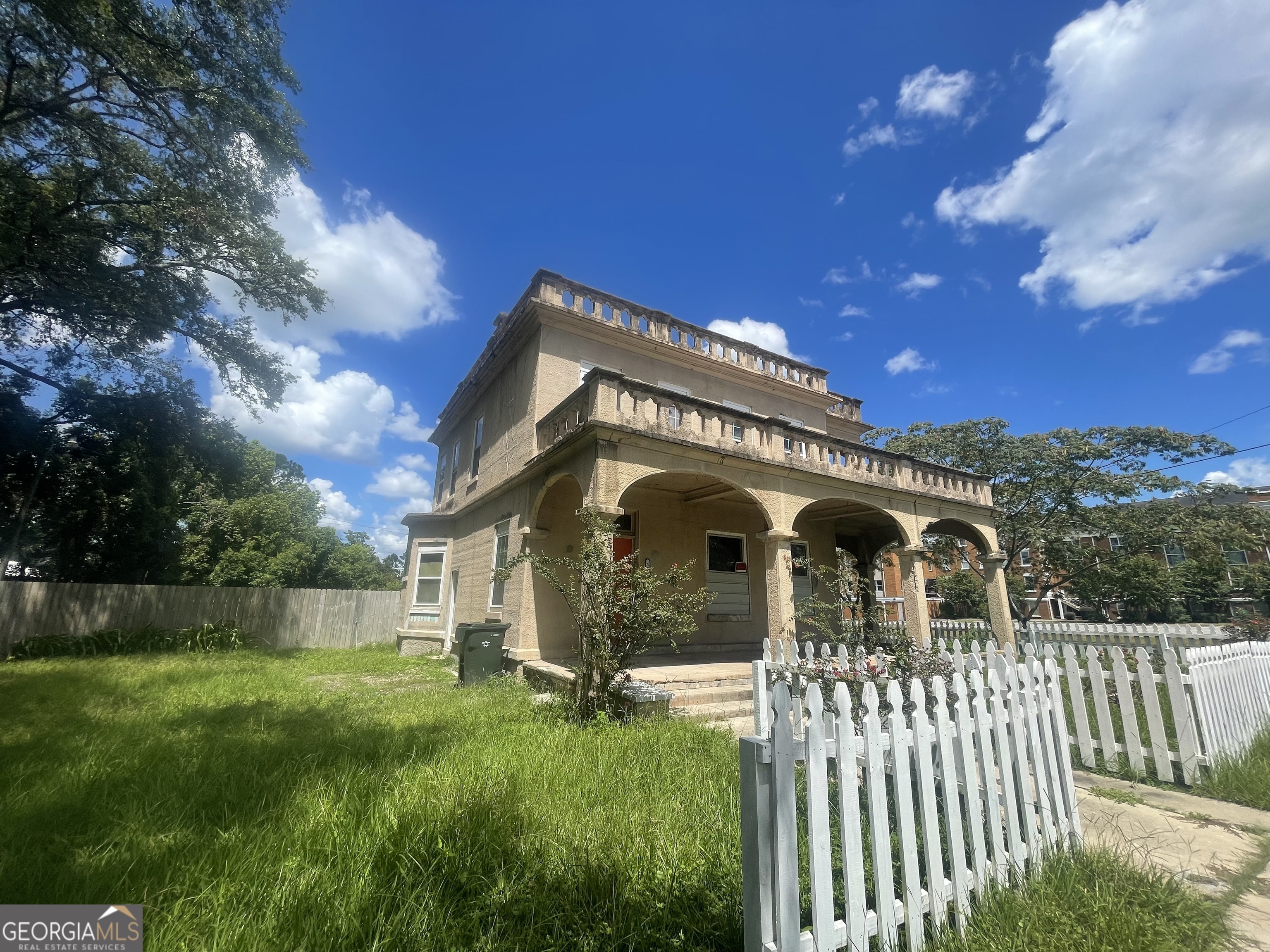 a view of a house with a yard