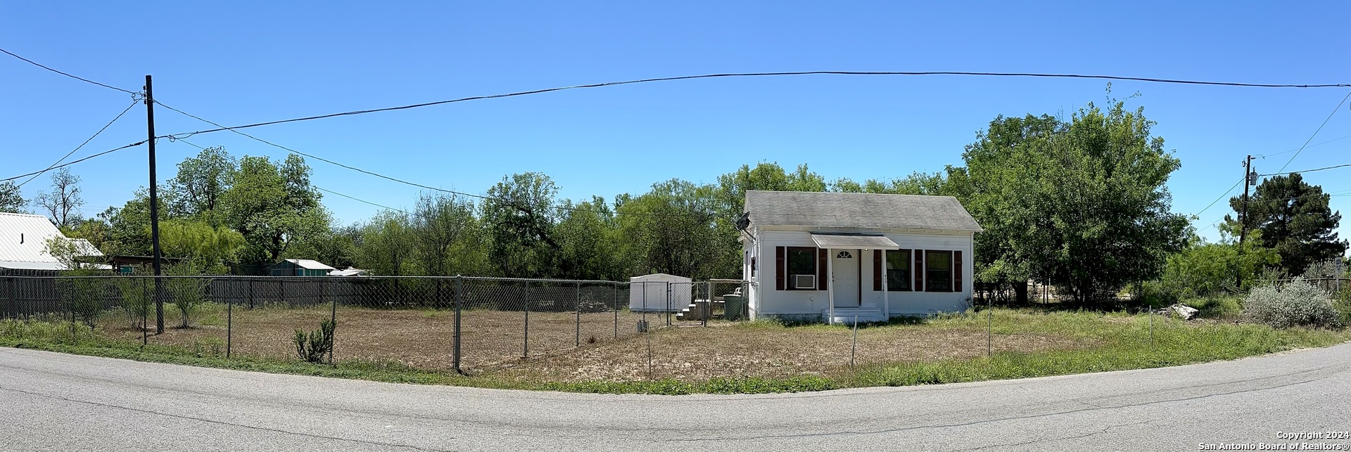 a view of a house with a backyard