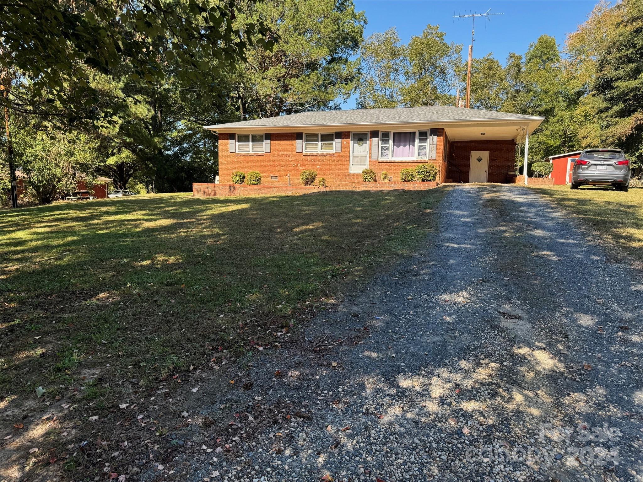 a view of a house with a yard