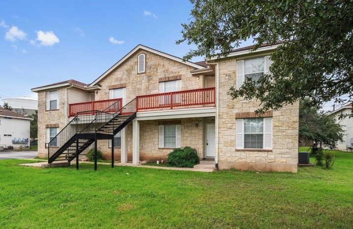 a view of a house with a backyard