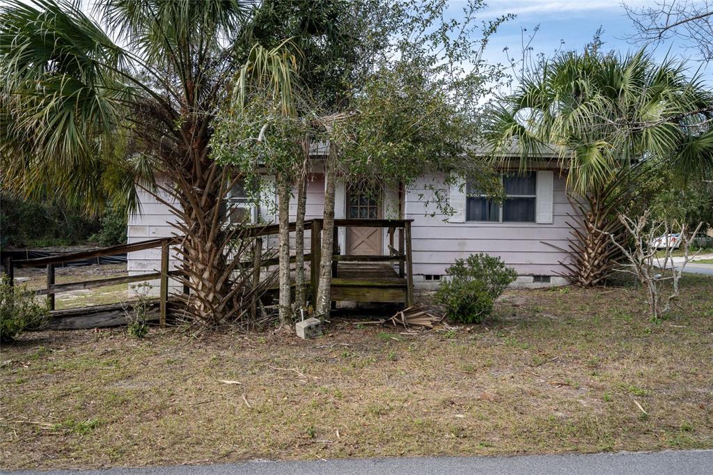 a view of a house with a yard