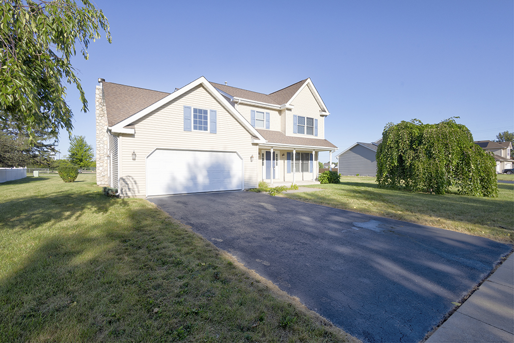 a view of a house with a yard