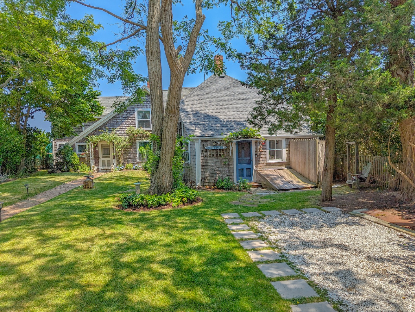 a view of a house with a yard