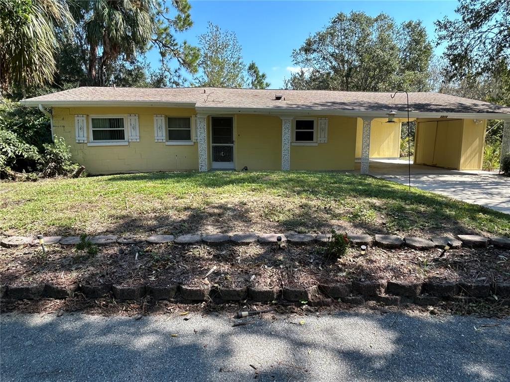 a view of a house with a yard