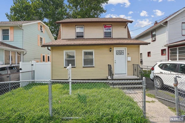 a view of a house with backyard