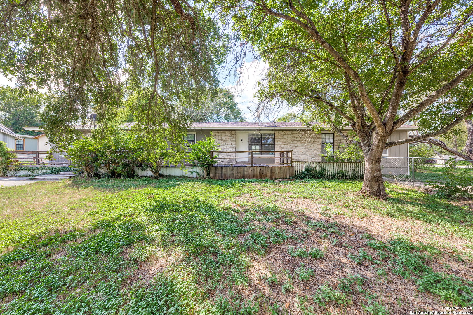 a view of a house with backyard and garden