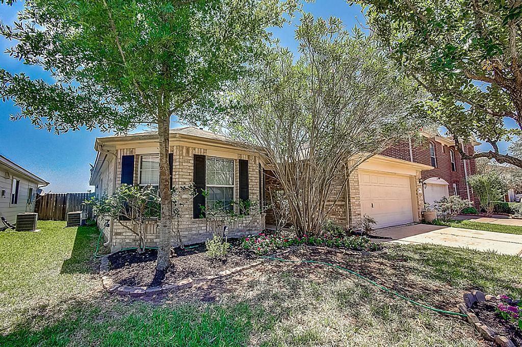 This 3/2 is perfectly located in the Mason Lakes subdivision of Katy