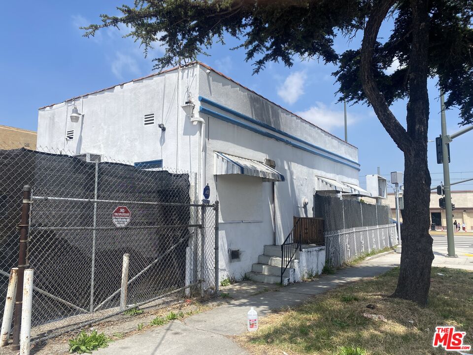 a view of a garage