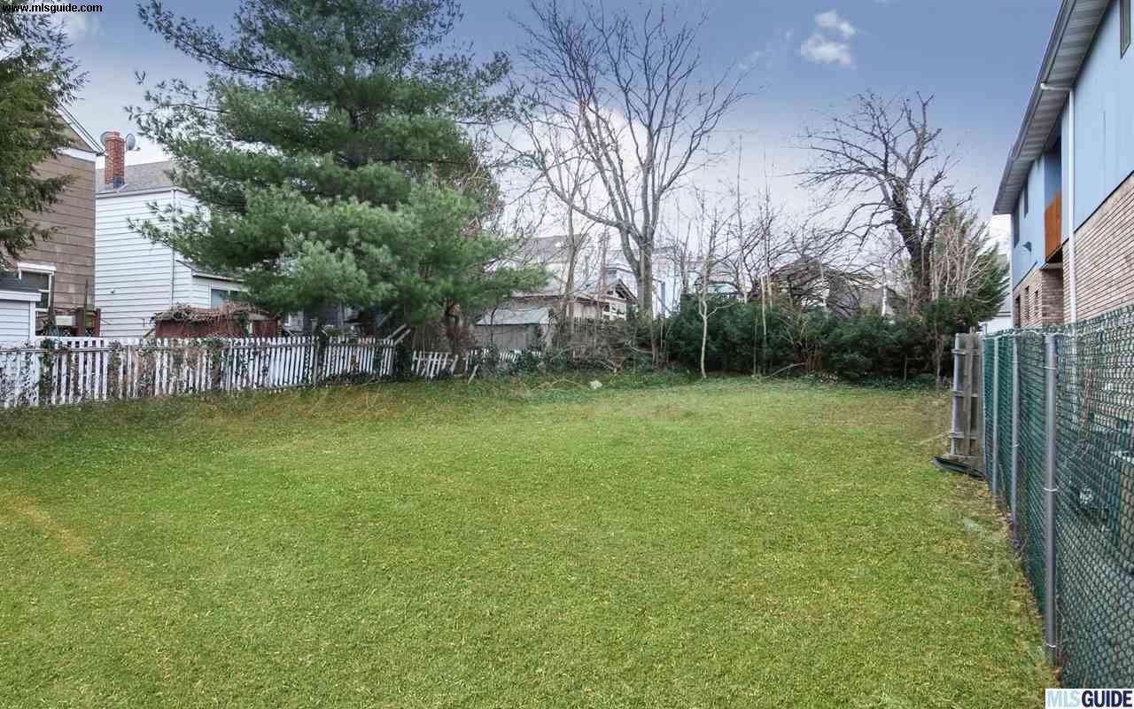 a view of a house with backyard and garden