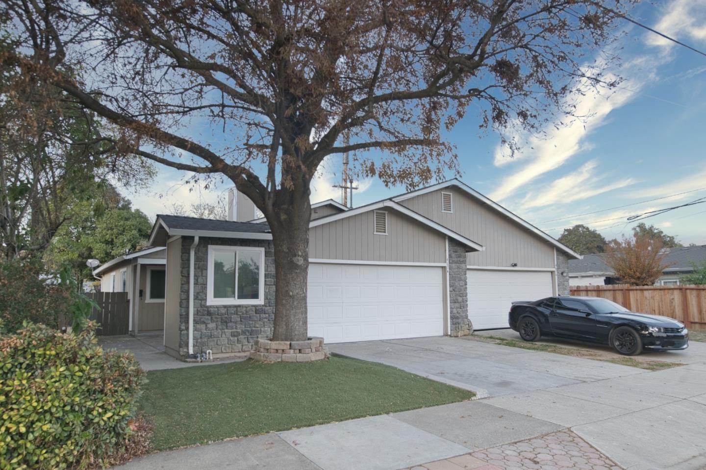 a view of a house with a yard