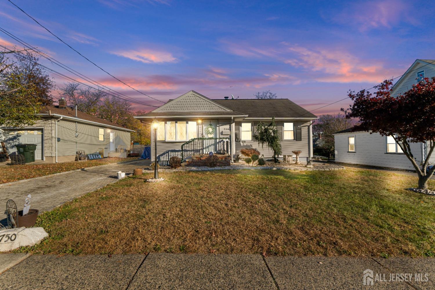 a view of a house with a yard