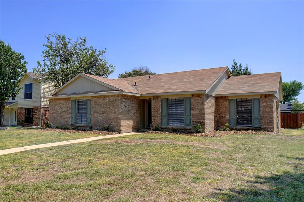 a view of a house with yard and garage