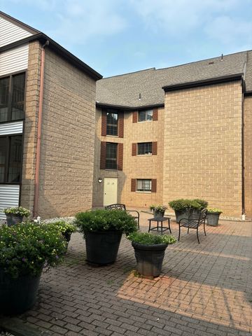 $2,900 | 181 Loomis Drive, Unit 138 | West Hartford