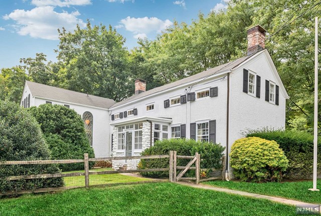 a view of a house with backyard