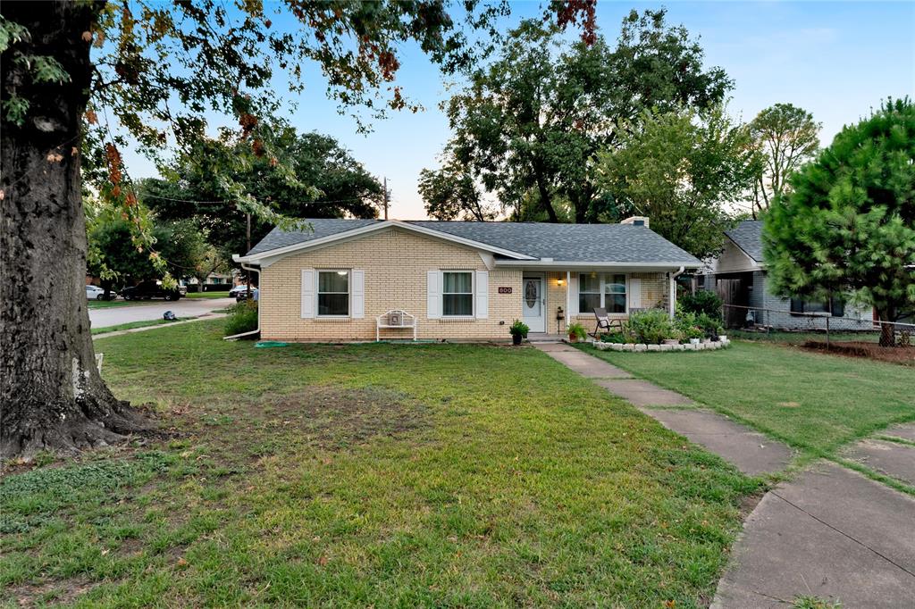 a view of a house with a yard