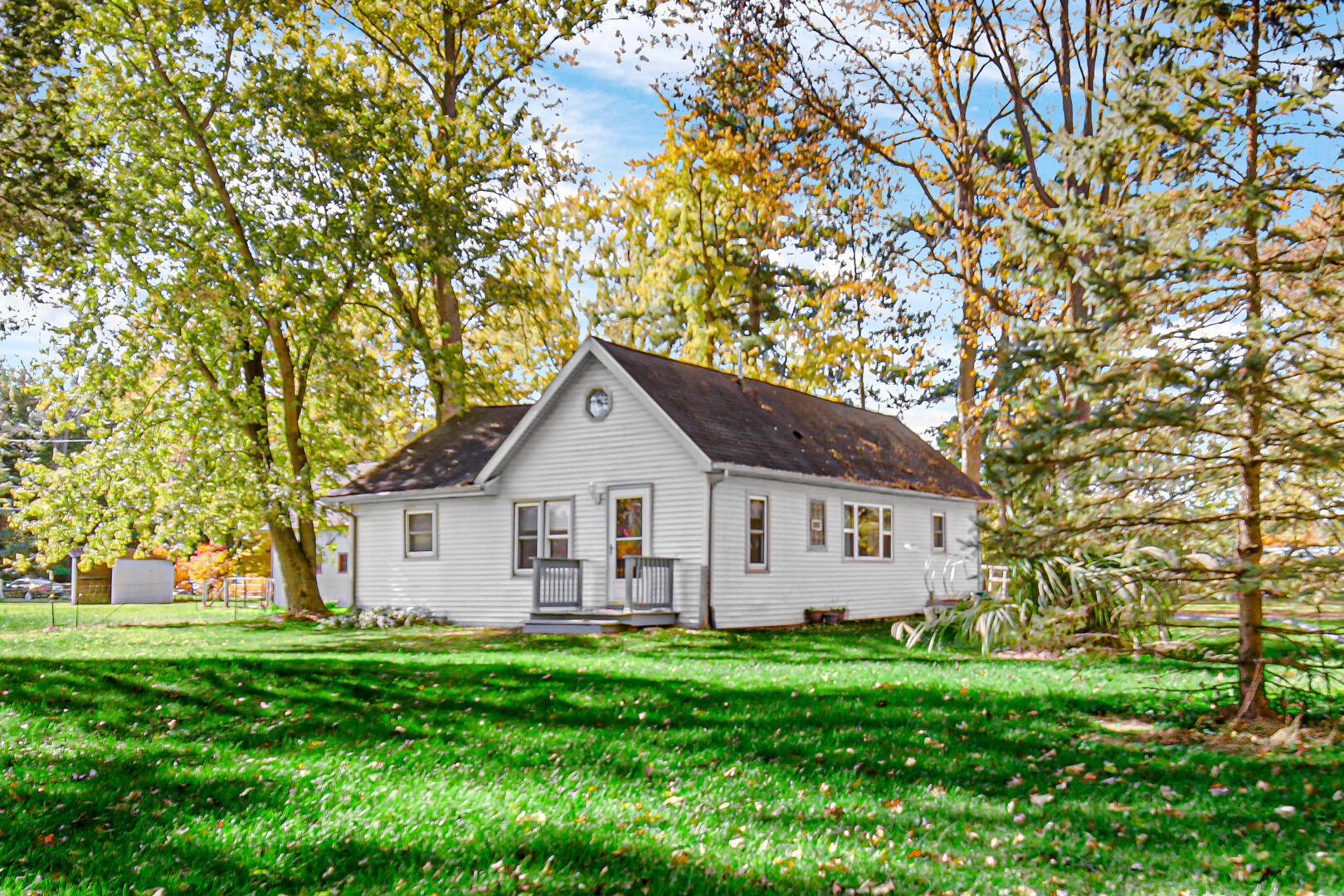 a view of a house with a backyard