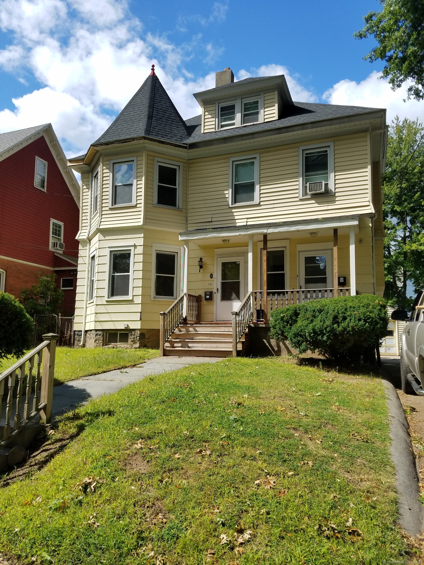 a view of a yard in front of house