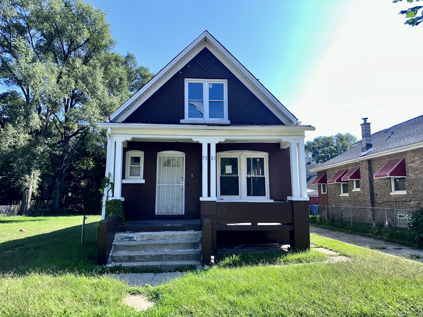 a view of front of a house with a yard