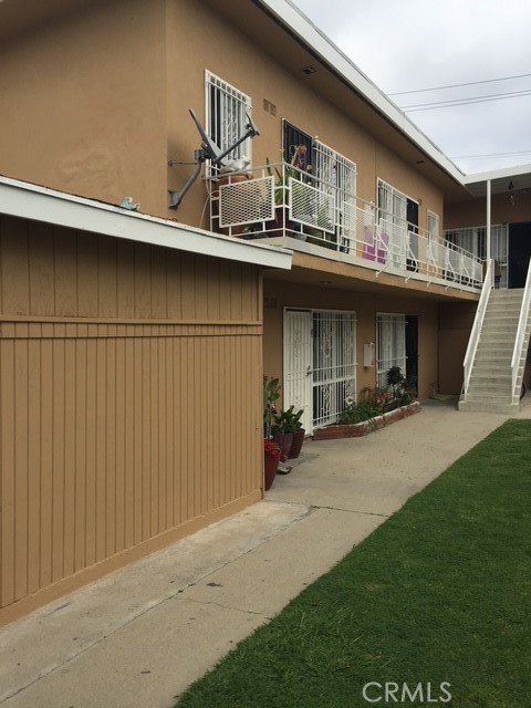 a house view with a outdoor space